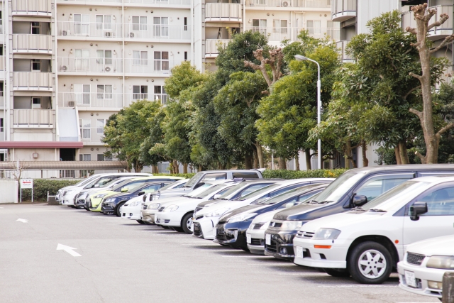 マンション駐車場に多い違法駐車のトラブル！ 管理組合が取れる対策